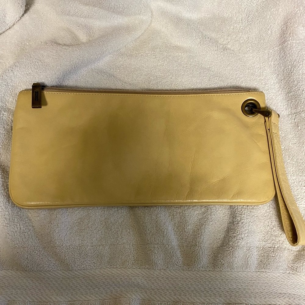 HOBO INTERNATIONAL WRISTLET IN PALE YELLOW